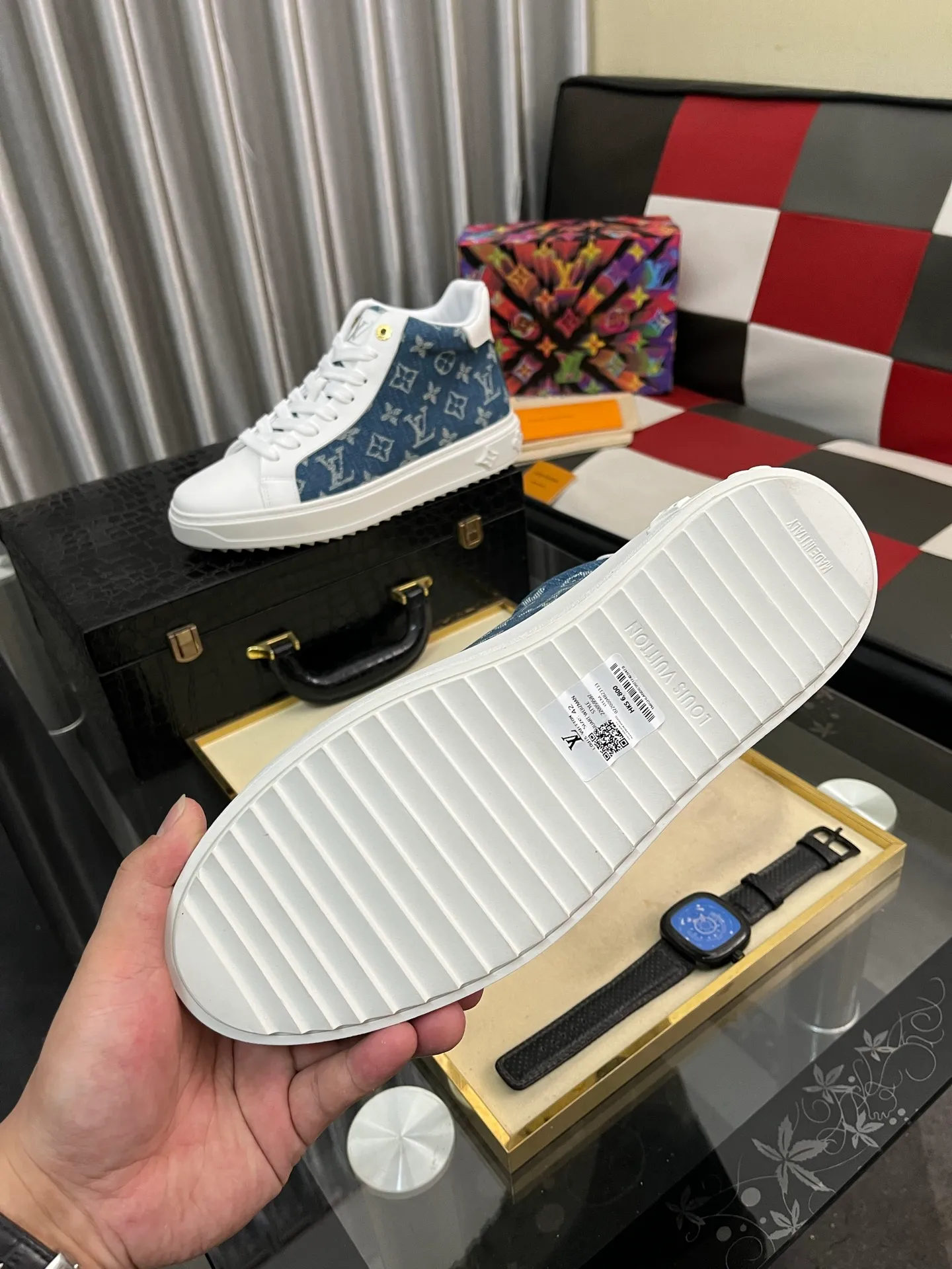 Men's shoes 💰: 560⌚️⌚️ Louis vuitton/LV Louis Vuitton 》Original quality.~ Unique modern style sneakers. 🏃A must-have casual shoe for trendy men😍😍 Original brand imported from Italy, imported original leather, sheep lining (refuses to discolor and grind feet) Sole: Original sole provided by the original factory, French lazy style design ⚠️Fit to the feet, original quality, super comfortable original sole. Code number: 38-444⃣️Color optional